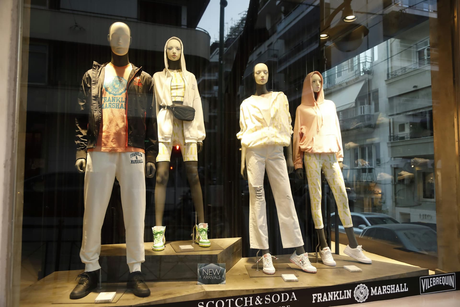 Four mannequins in streetwear behind a multi-brand window with Scotch & Soda and Franklin & Marshall logos